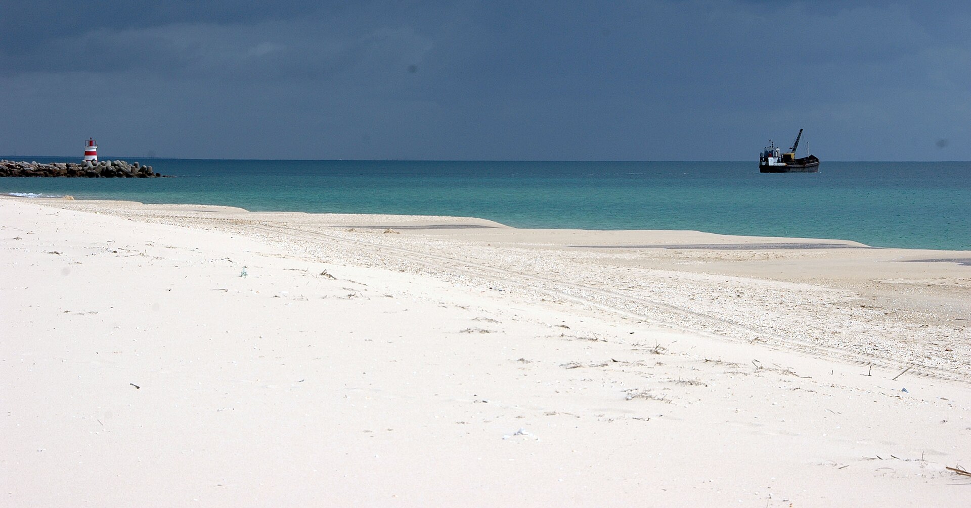 Ilha de Tavira e o mar, no Algarve