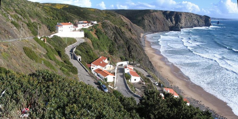 Vista da Praia da Arrifana, com o areal e as arribas, na Costa Vicentina