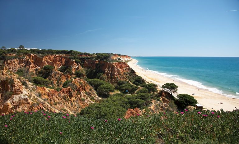 Arribas vermelhas e areal da Praia da Falésia, no Algarve