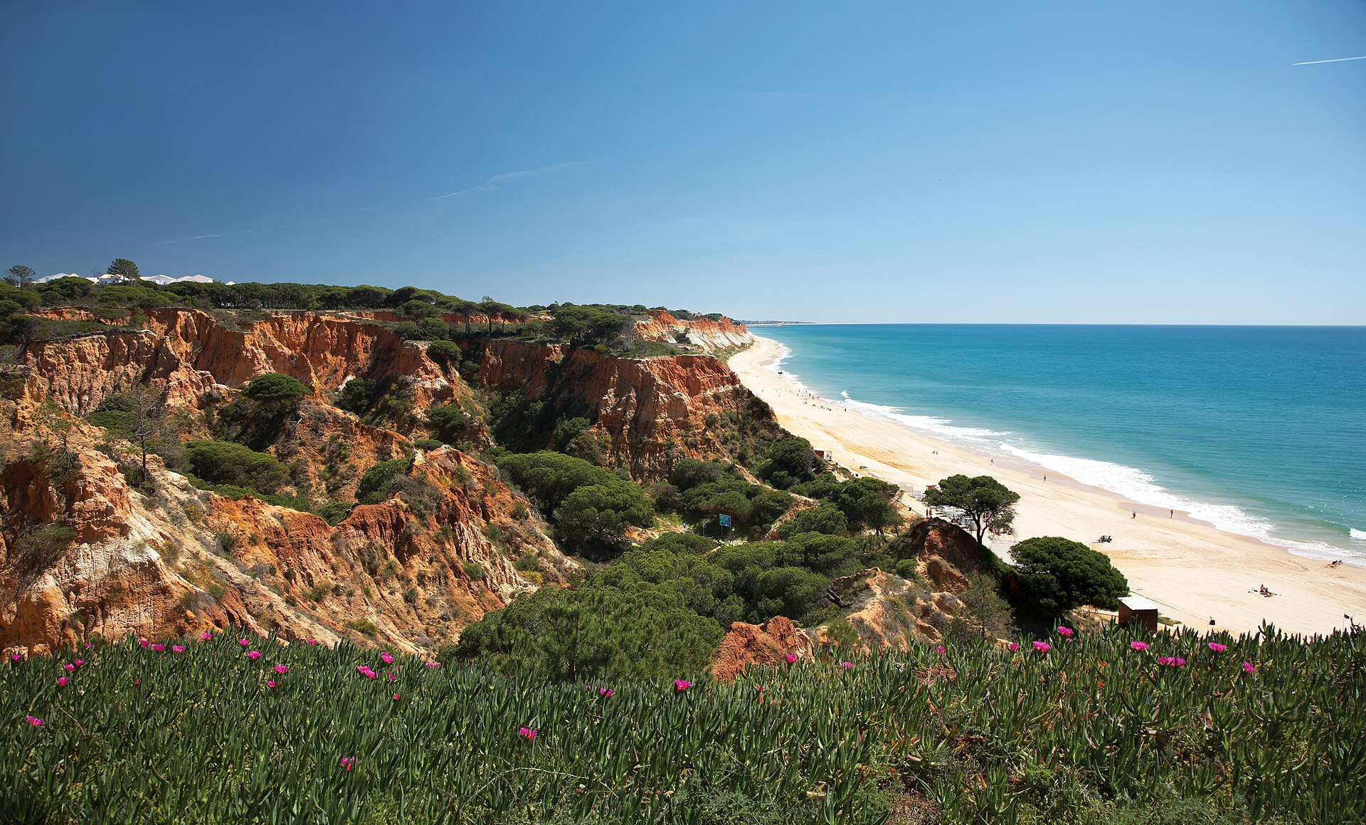 Arribas vermelhas e areal da Praia da Falésia, no Algarve
