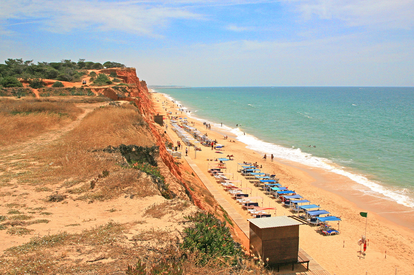 Praia da Falésia vista das arribas, com guarda-sóis no areal