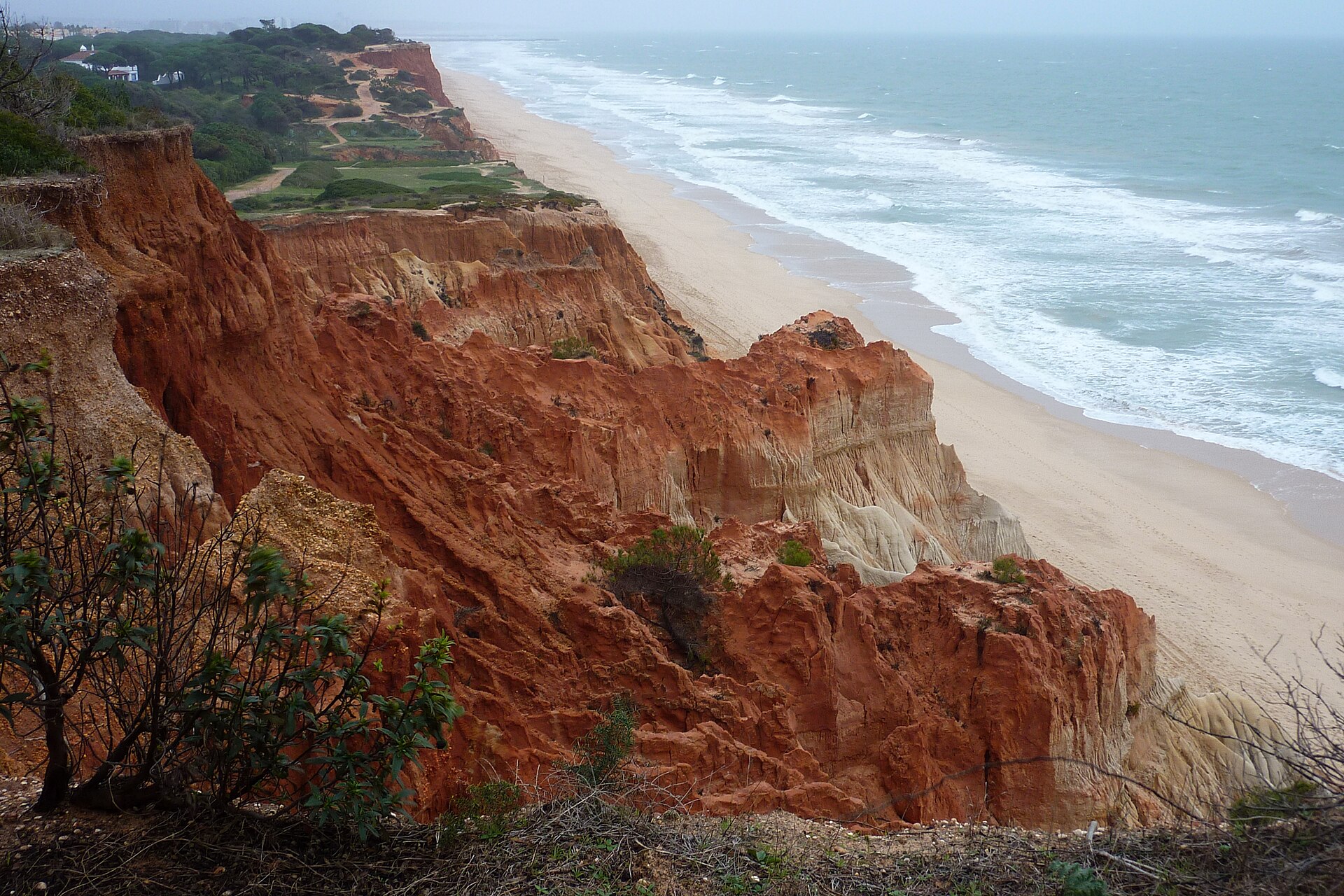 Arriba avermelhada junto ao areal da Praia da Falésia