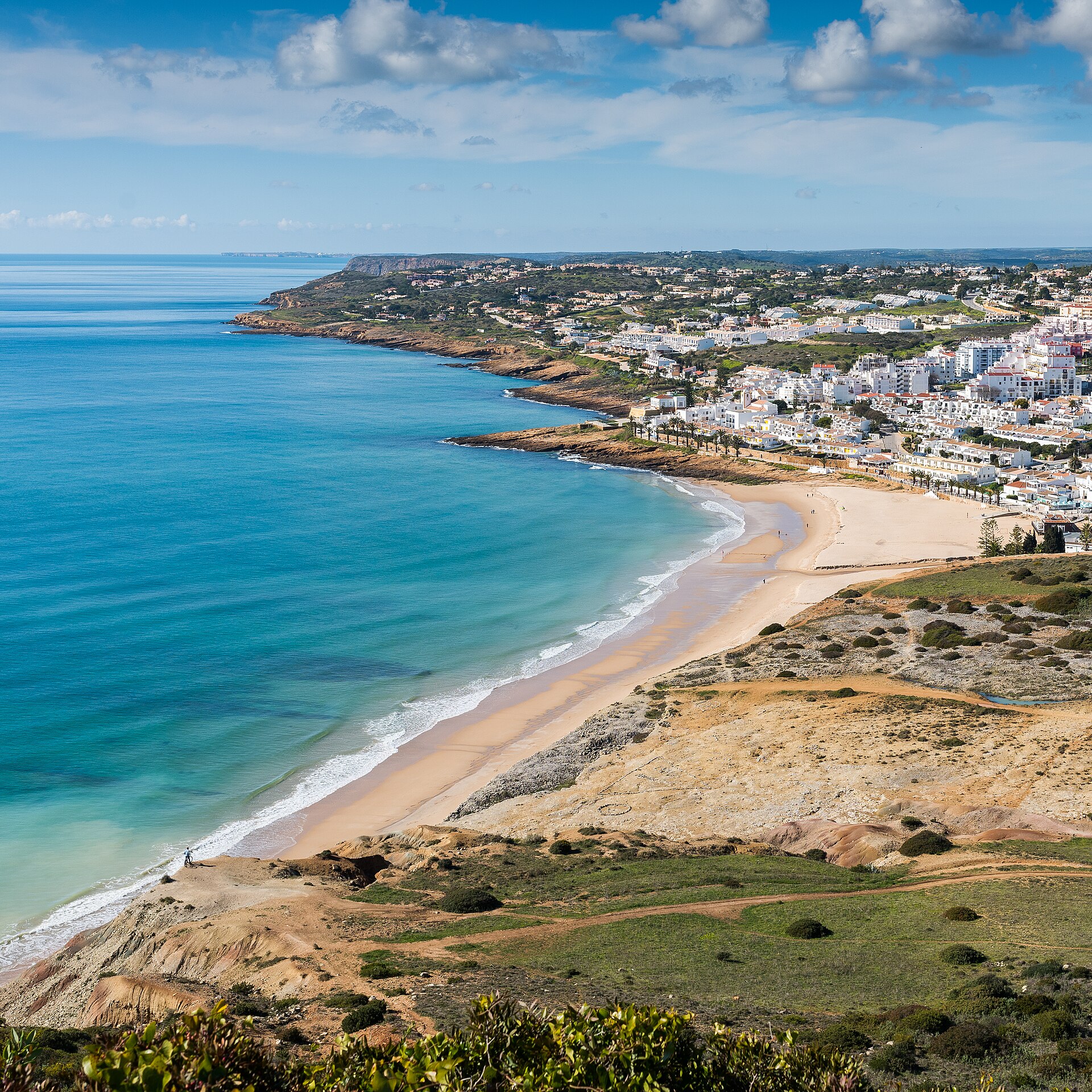 Vista da Praia da Luz, com o areal, a baía e a vila, no Algarve