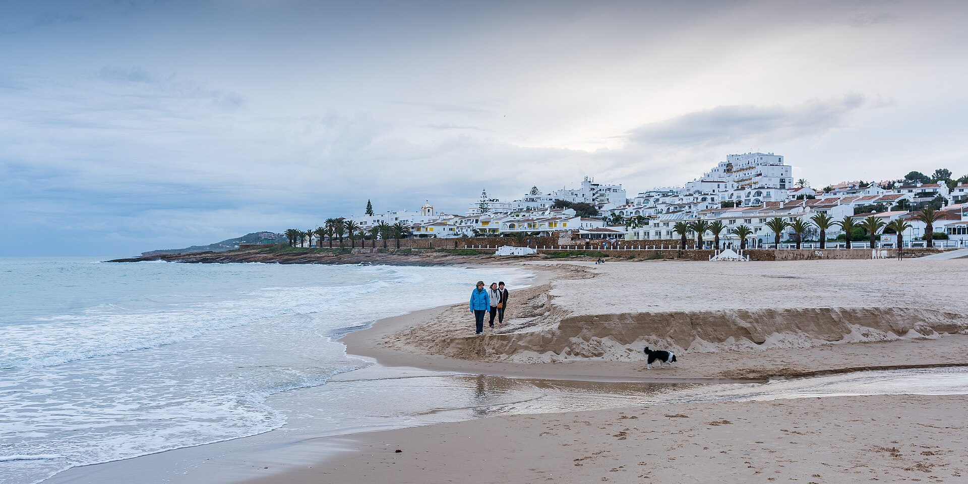 Passeio marítimo e areal da Praia da Luz, em Lagos