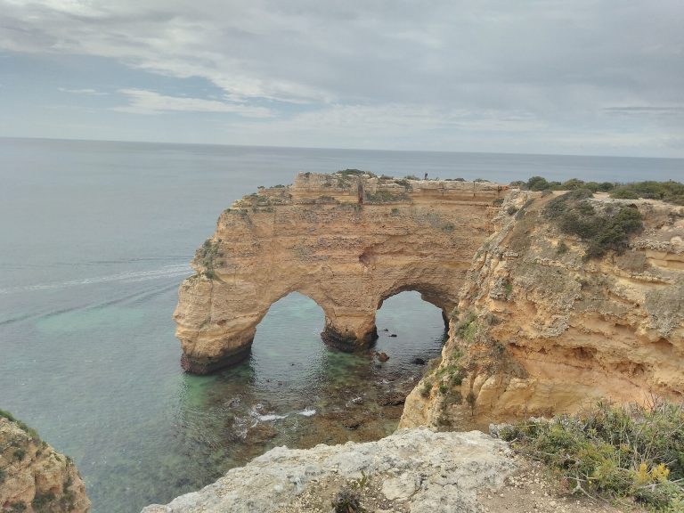 Arco natural na falésia da Praia da Marinha, no Algarve