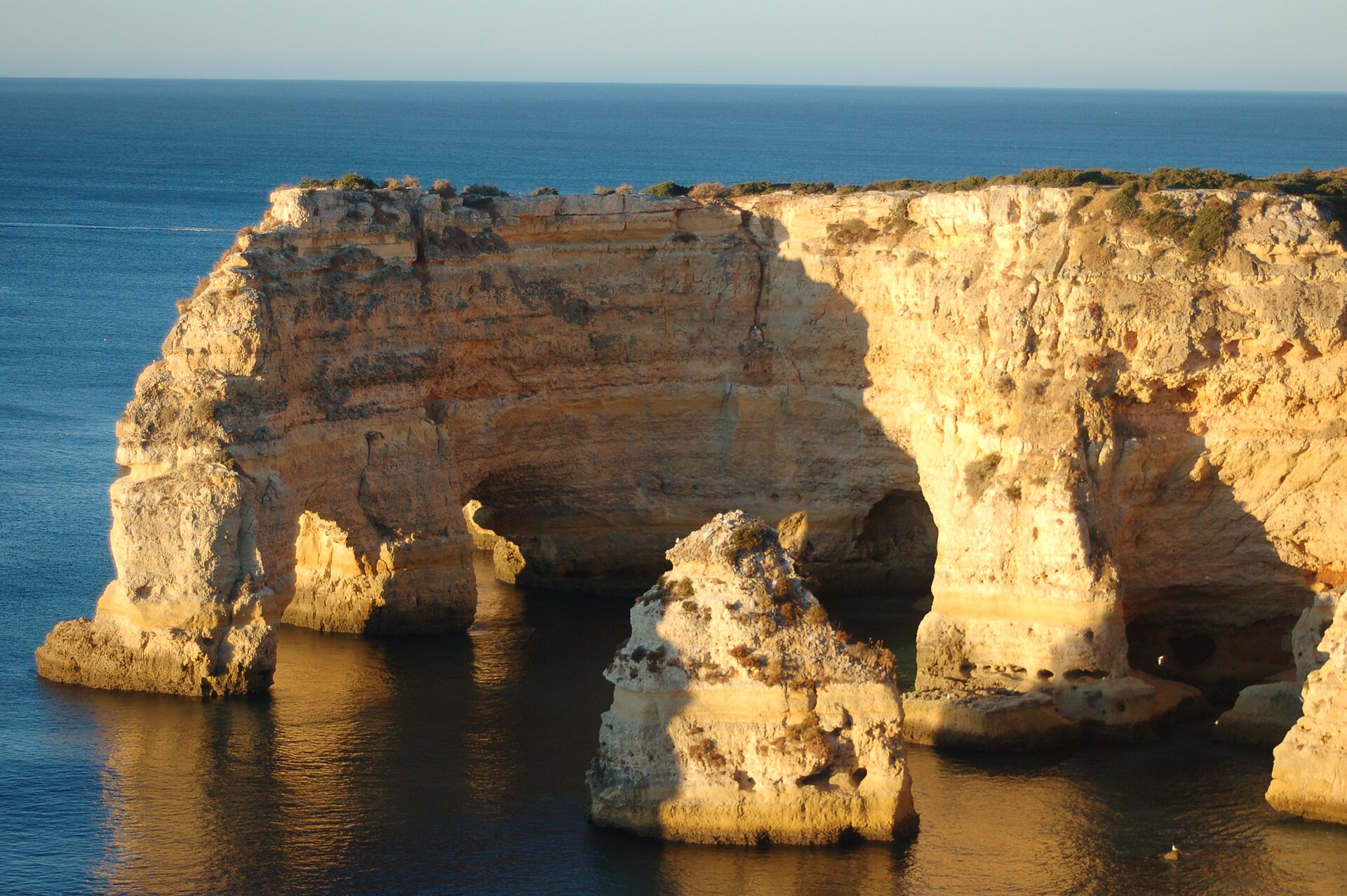 Falésias e areal da Praia da Marinha vistos de cima