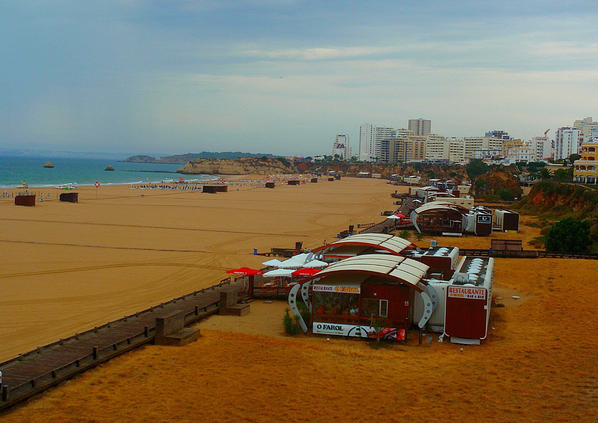 Areal da Praia da Rocha com esplanadas junto à praia