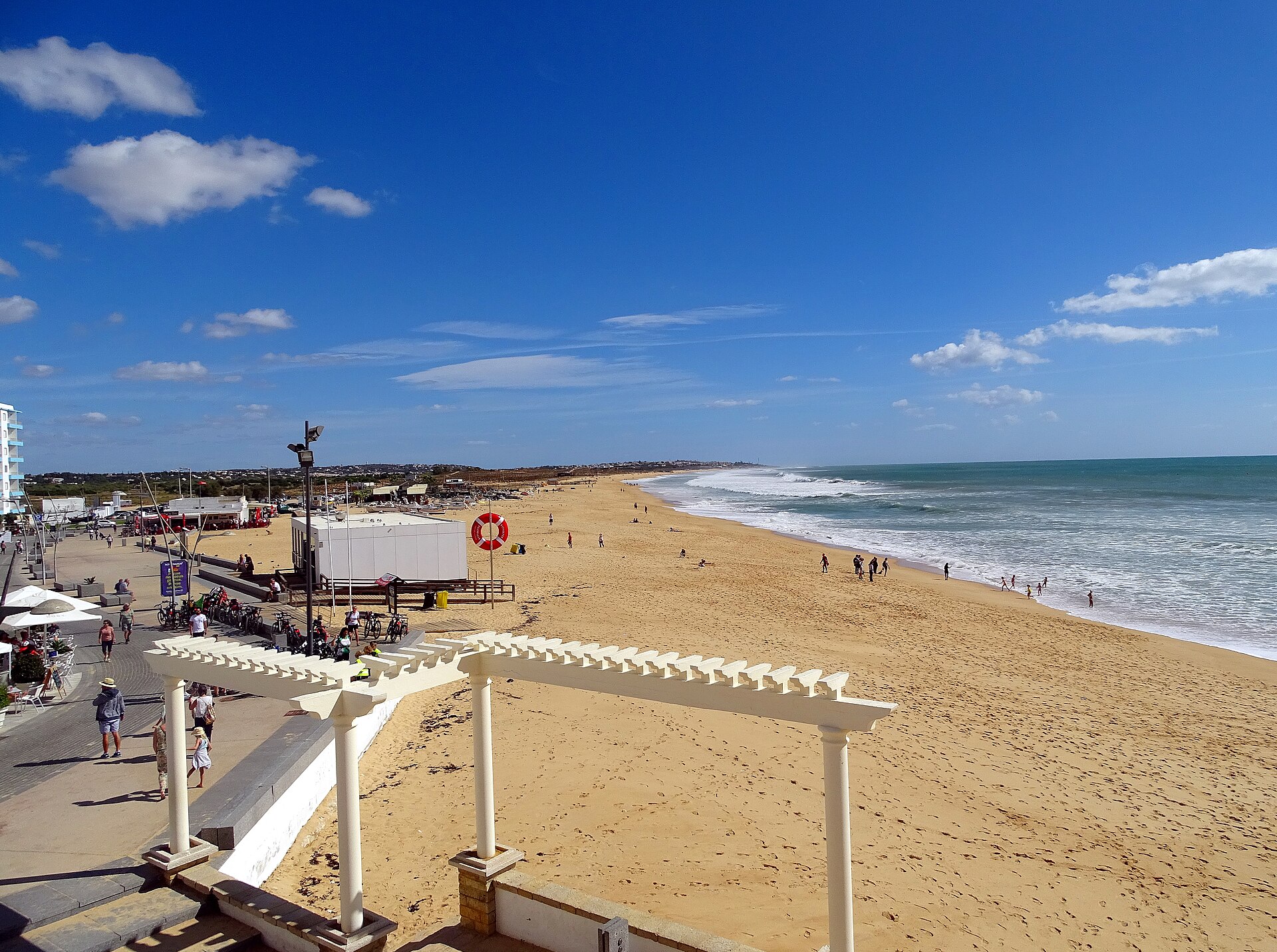 Passadiço e esplanadas junto à Praia de Armação de Pêra