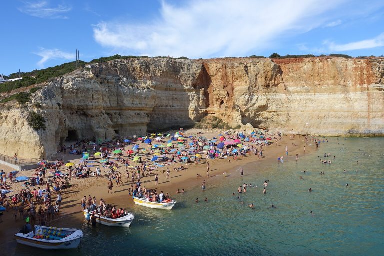 Praia de Benagil, uma pequena praia entre falésias douradas no Algarve