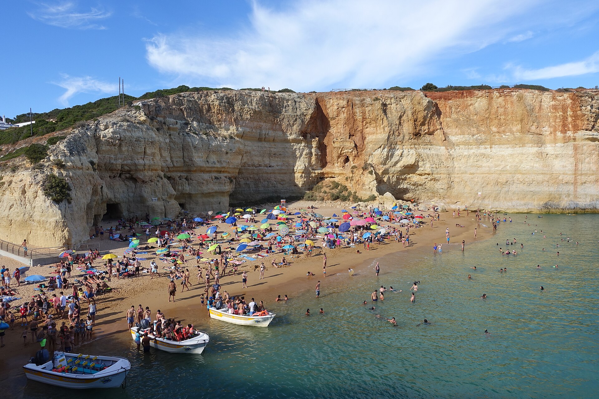 Praia de Benagil, uma pequena praia entre falésias douradas no Algarve
