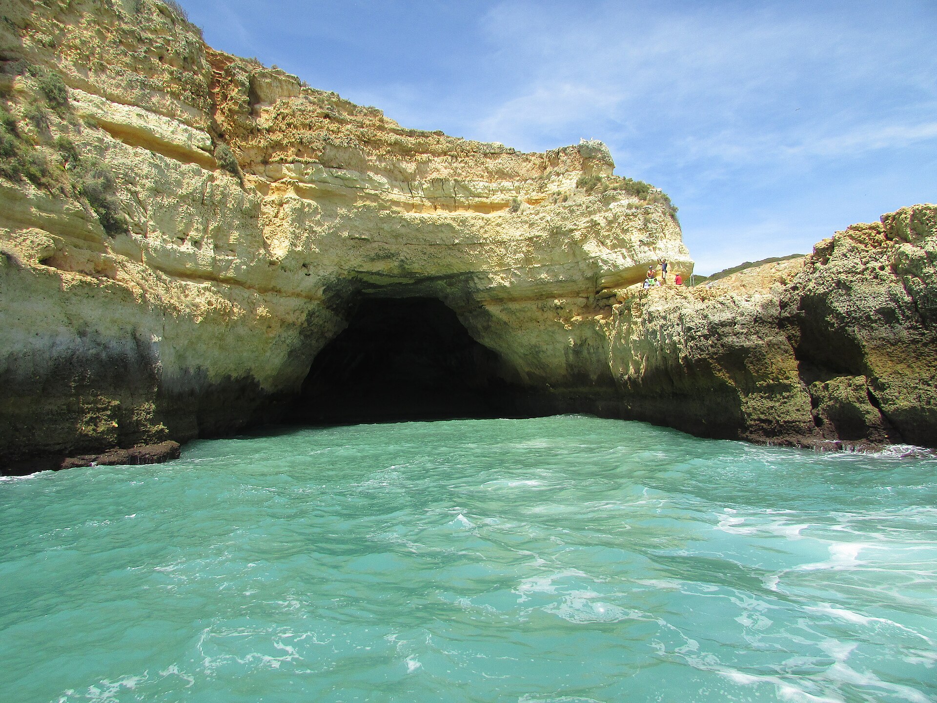 Gruta marinha junto à Praia de Benagil, vista do mar