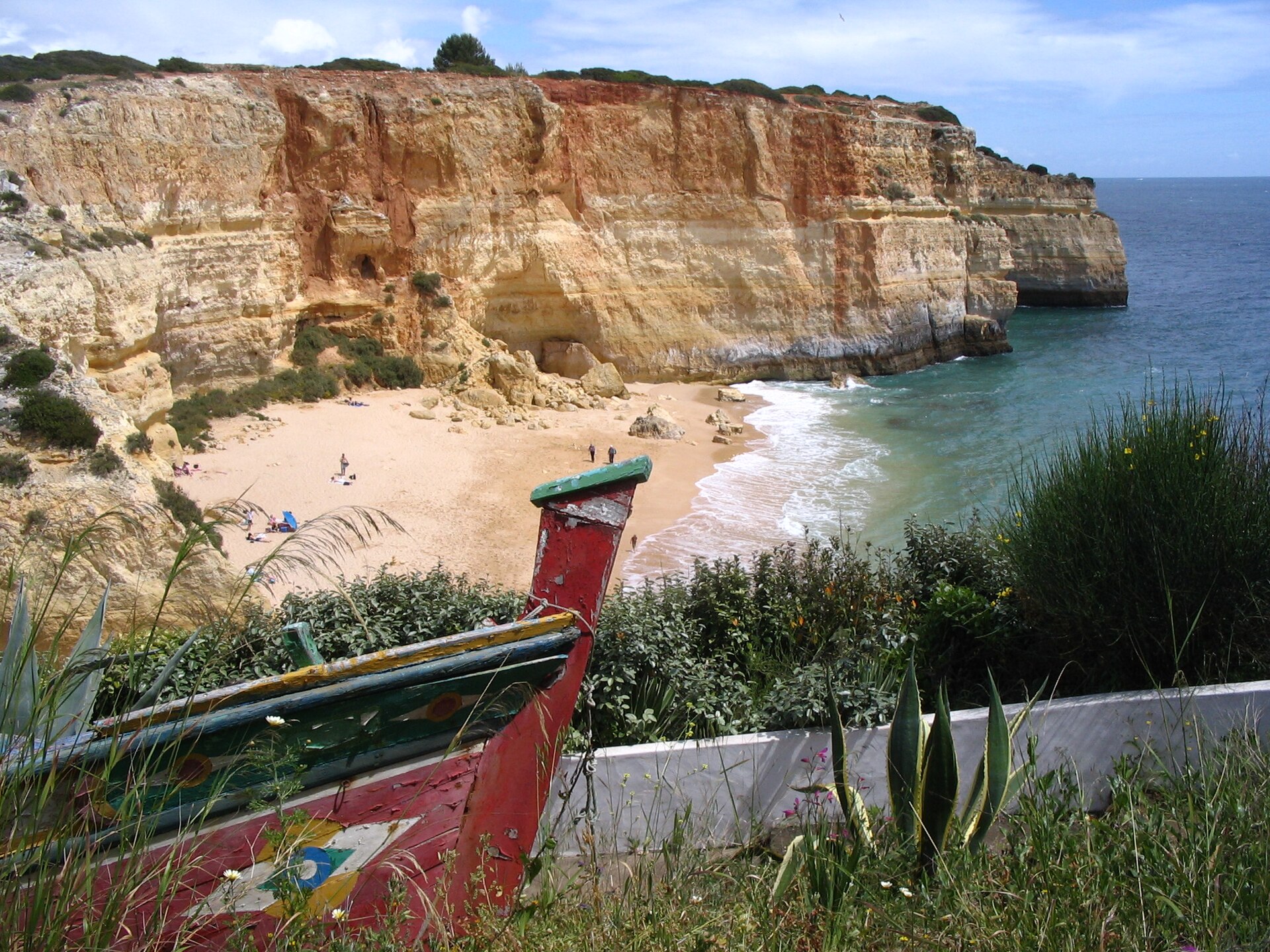 Vista sobre a Praia de Benagil e a enseada