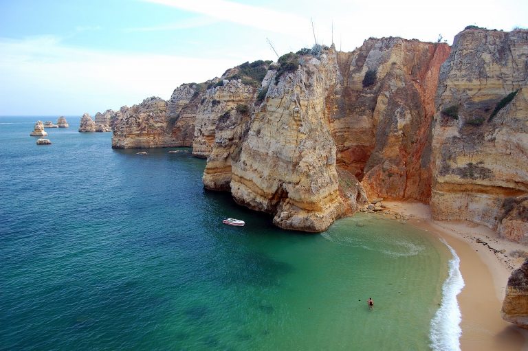 Falésias douradas e mar junto à Praia de Dona Ana, em Lagos