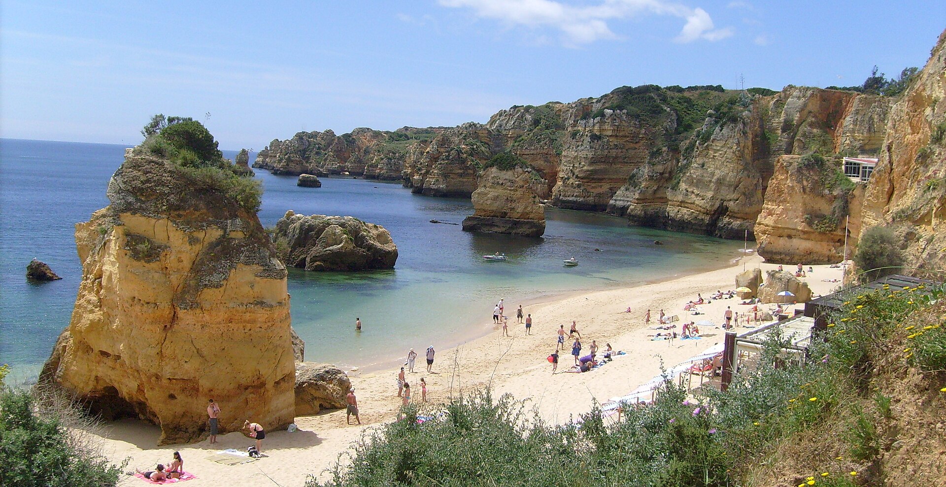 Praia de Dona Ana, em Lagos, com rochas dentro de água