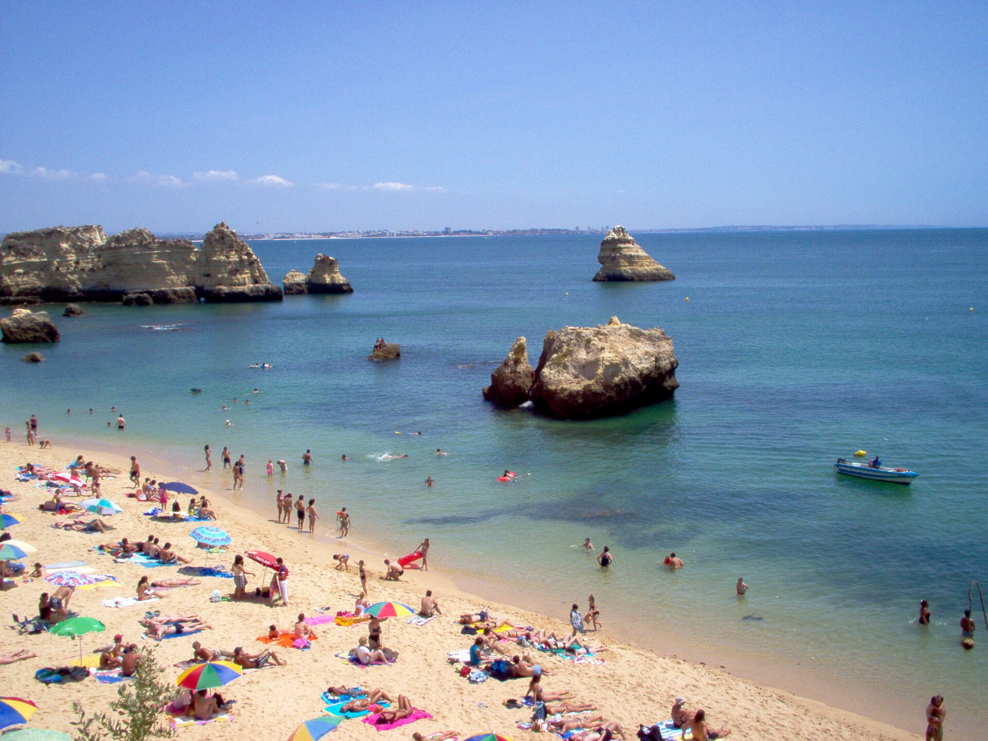 Areal e formações rochosas da Praia de Dona Ana