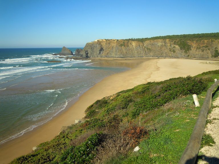 Vista da Praia de Odeceixe, com o areal entre arribas, na Costa Vicentina