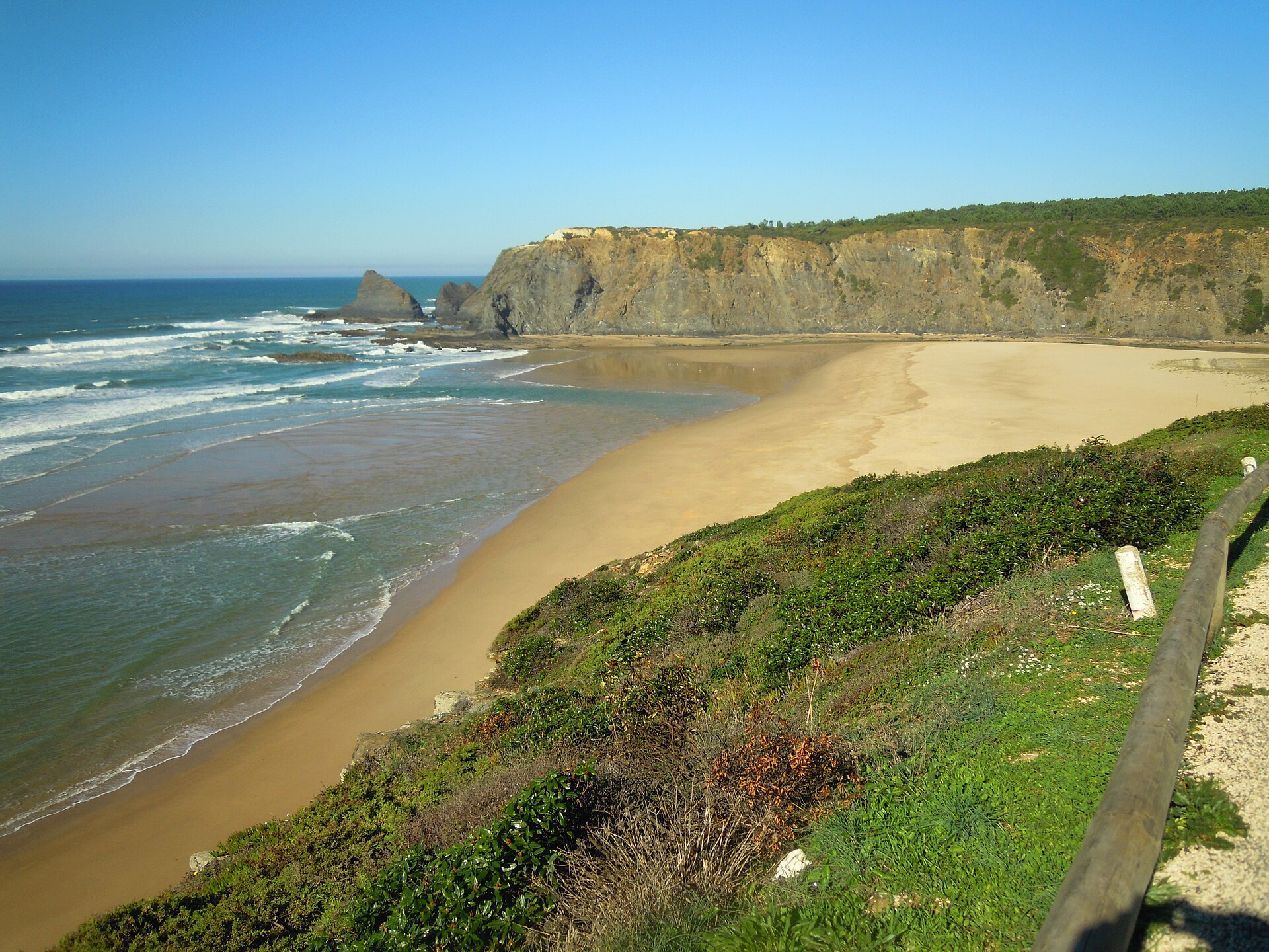 Vista da Praia de Odeceixe, com o areal entre arribas, na Costa Vicentina
