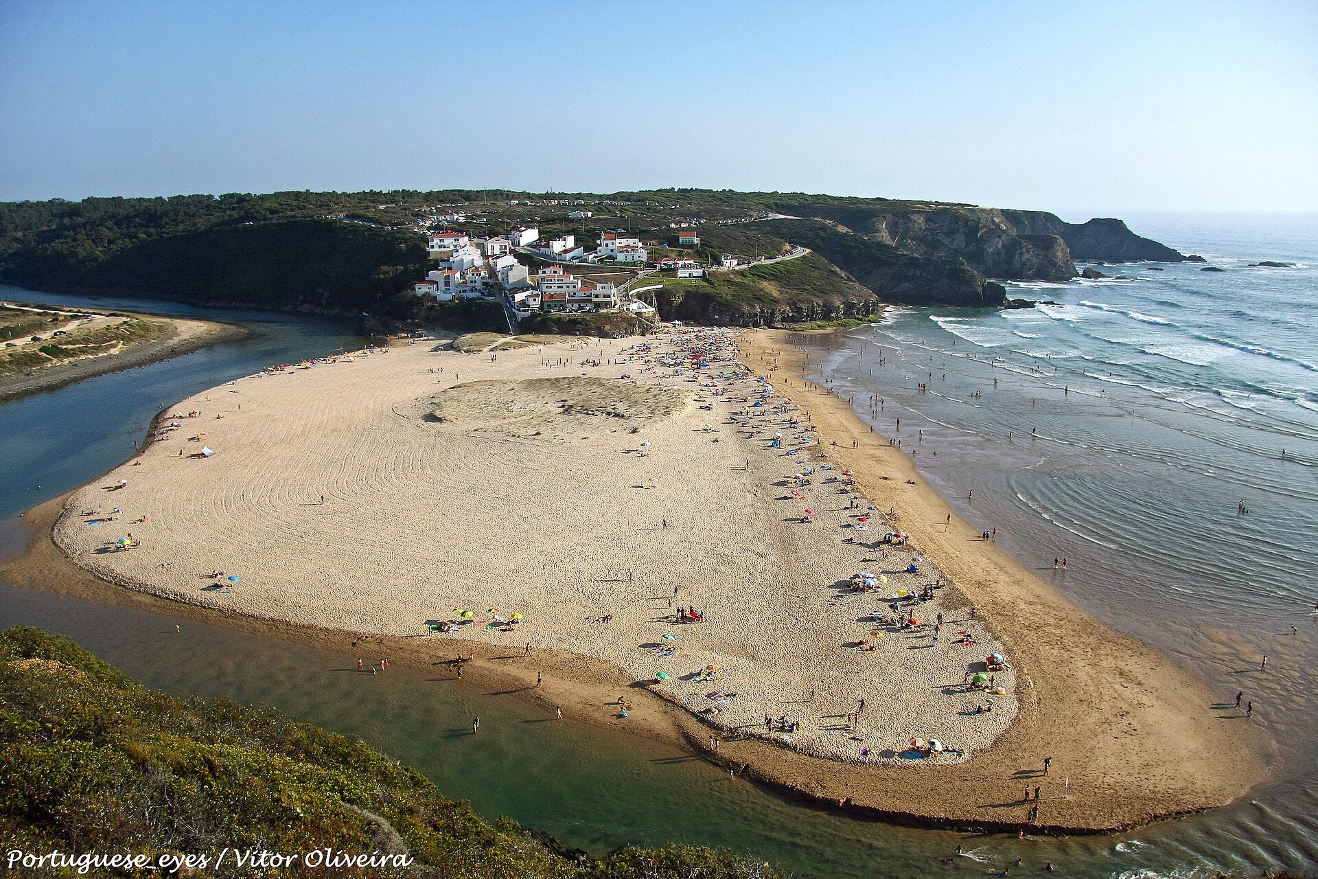 Foz da ribeira de Seixe a encontrar o mar na Praia de Odeceixe