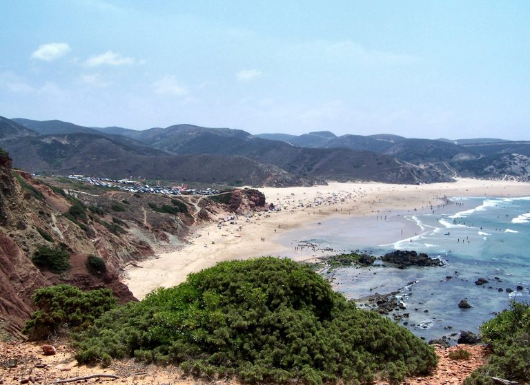 Vista da Praia do Amado, com o areal e as falésias, na Costa Vicentina