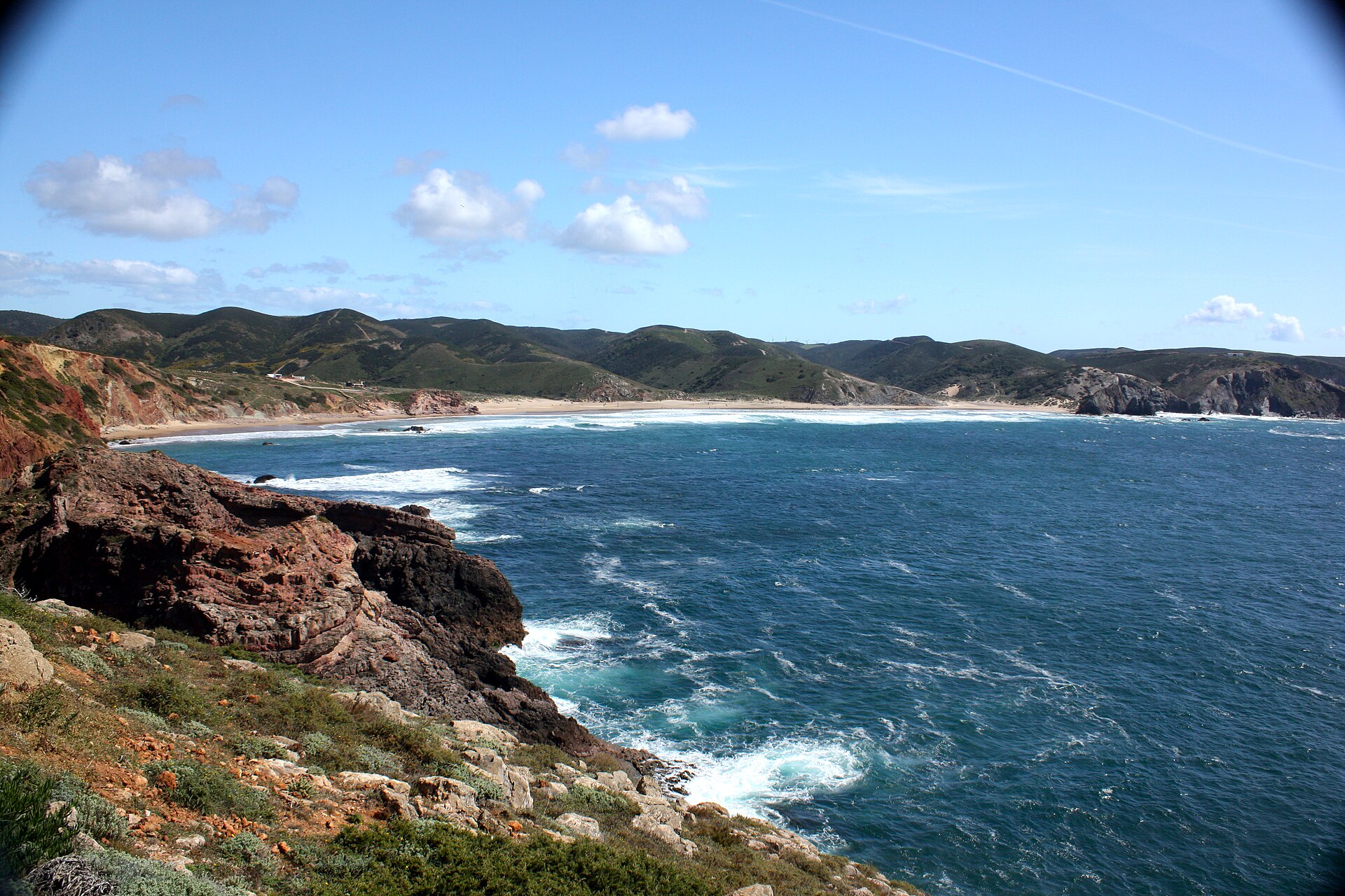 Falésias e mar junto à Praia do Amado