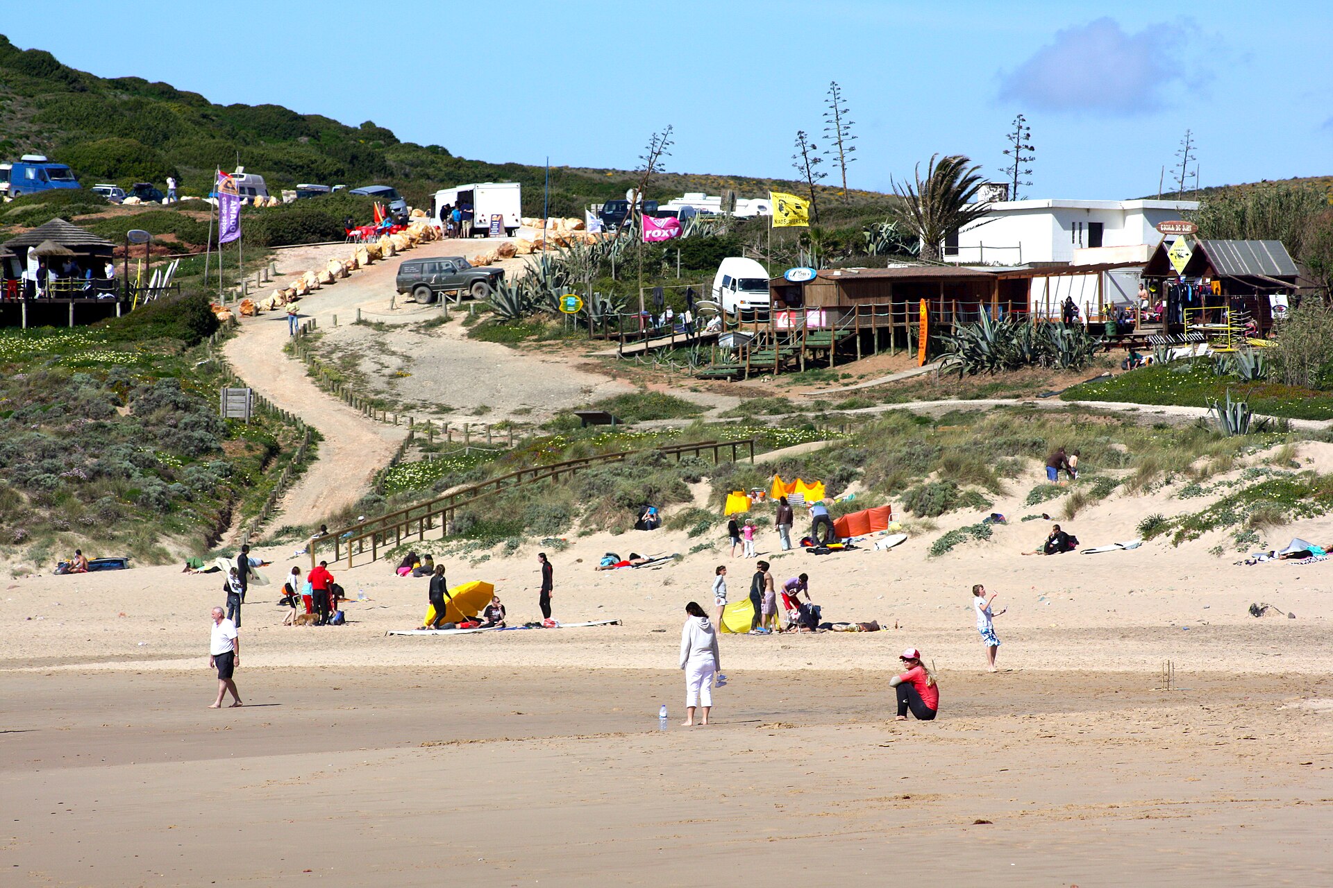 Zona de apoio e areal da Praia do Amado, muito procurada por surfistas