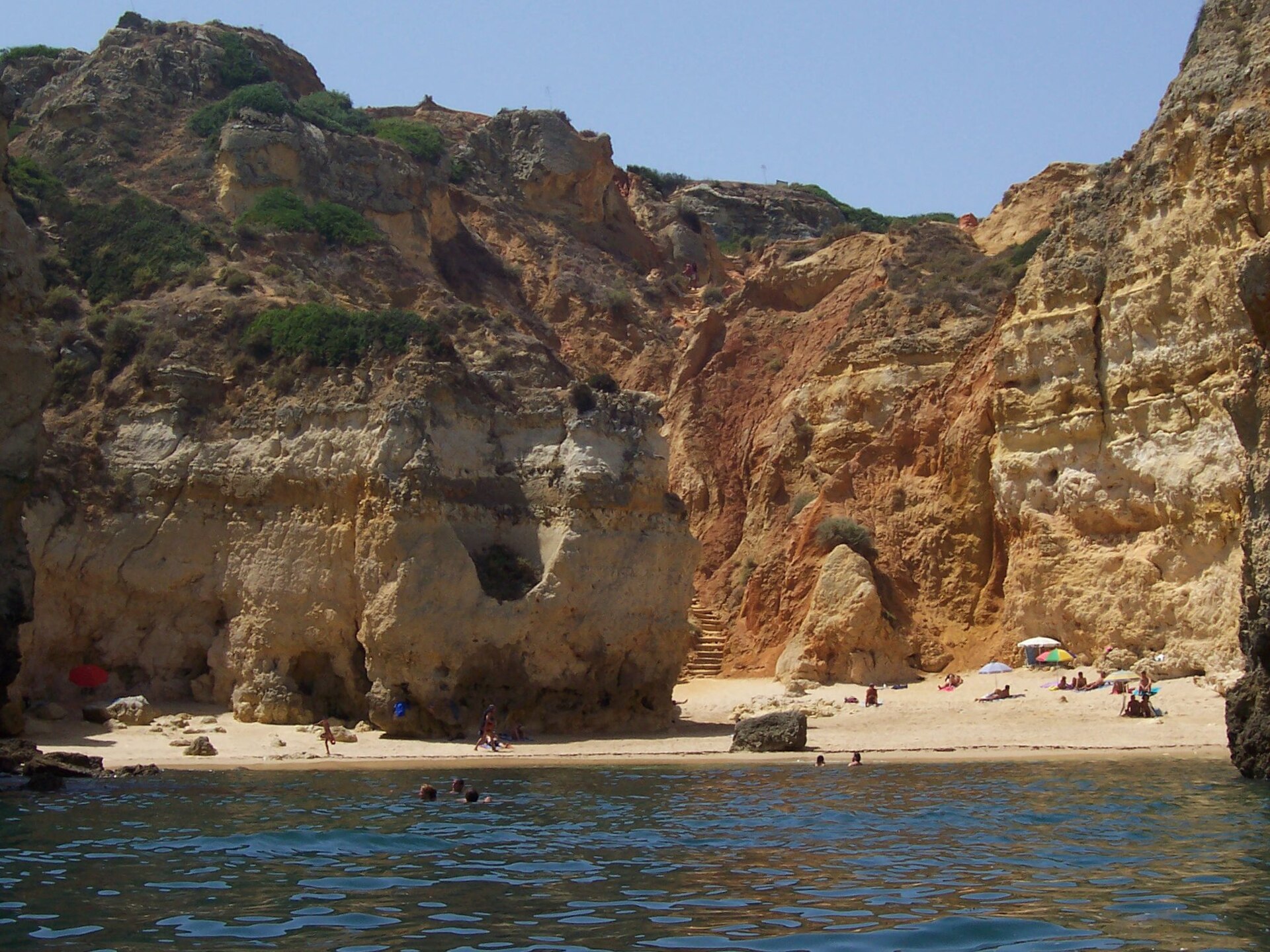 Falésias douradas junto à Praia do Camilo