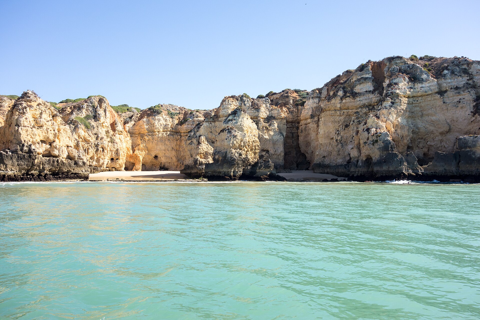 Falésias e mar azul-turquesa perto da Praia do Camilo
