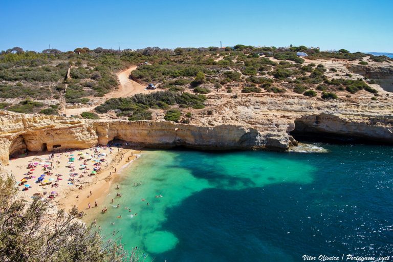 Praia do Carvalho, uma pequena enseada entre falésias em Carvoeiro