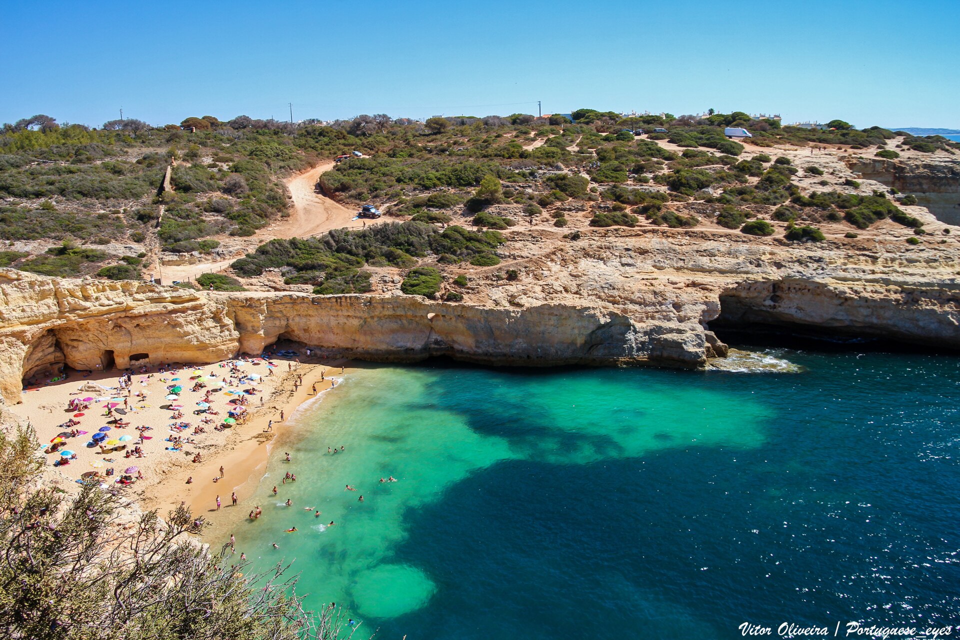 Praia do Carvalho, uma pequena enseada entre falésias em Carvoeiro