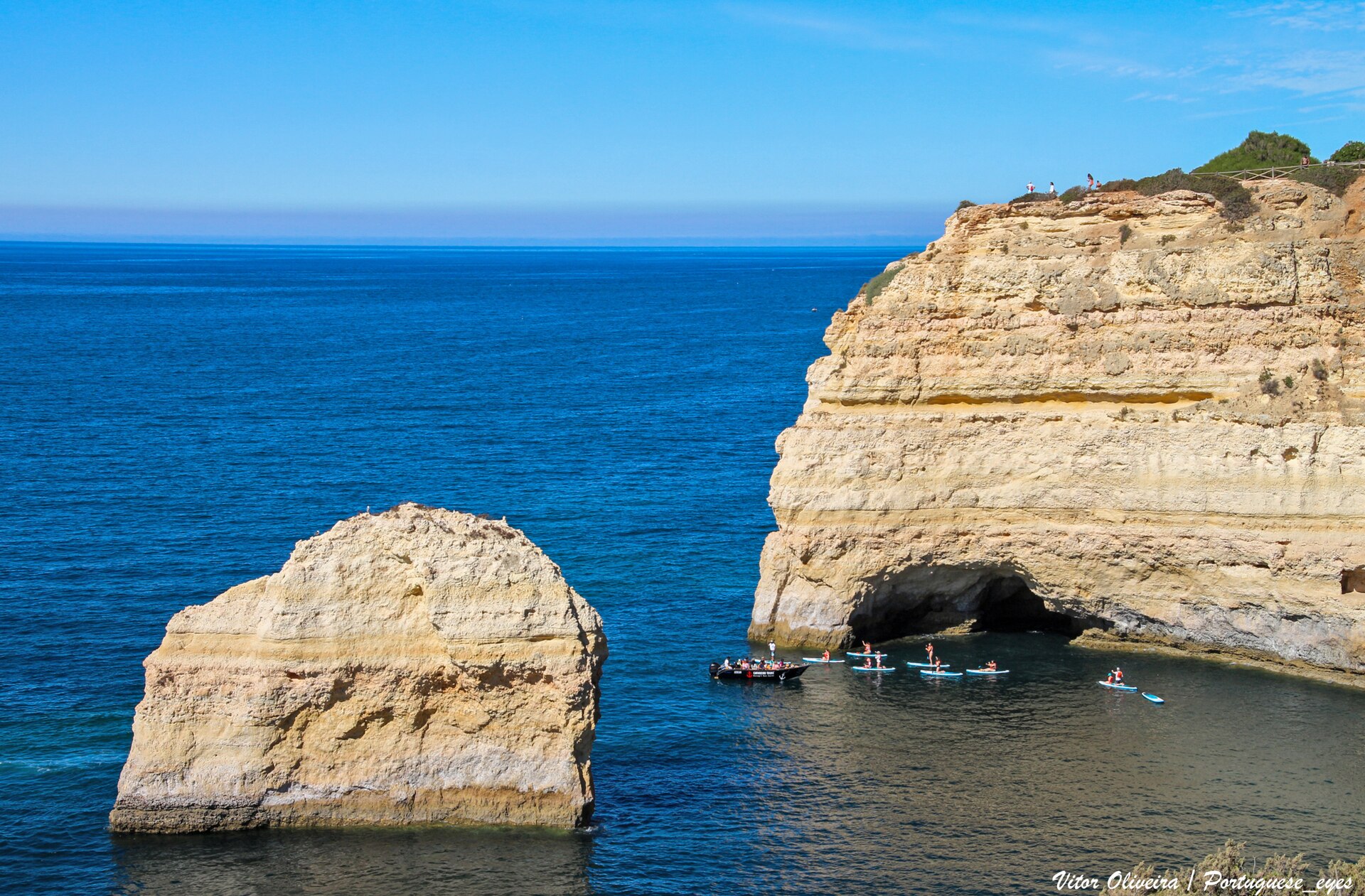 Arco de rocha no mar junto à Praia do Carvalho