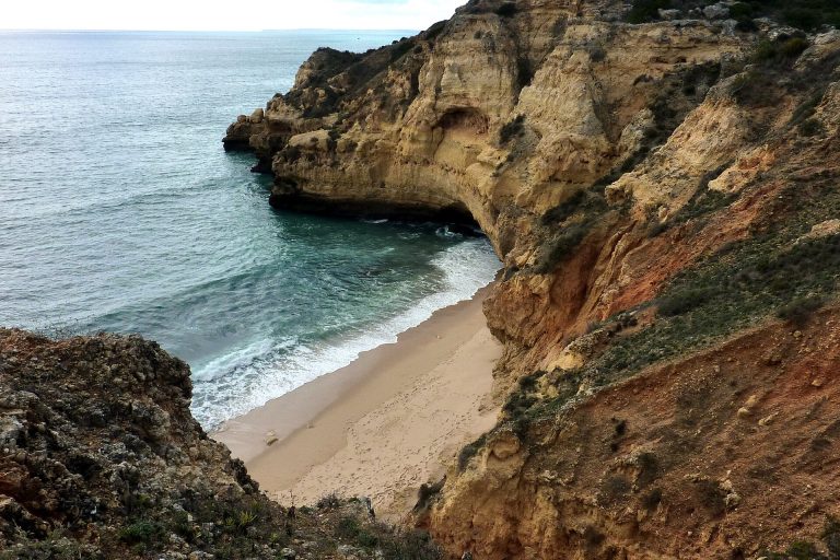 Falésias e mar junto à Praia do Carvoeiro, no Algarve