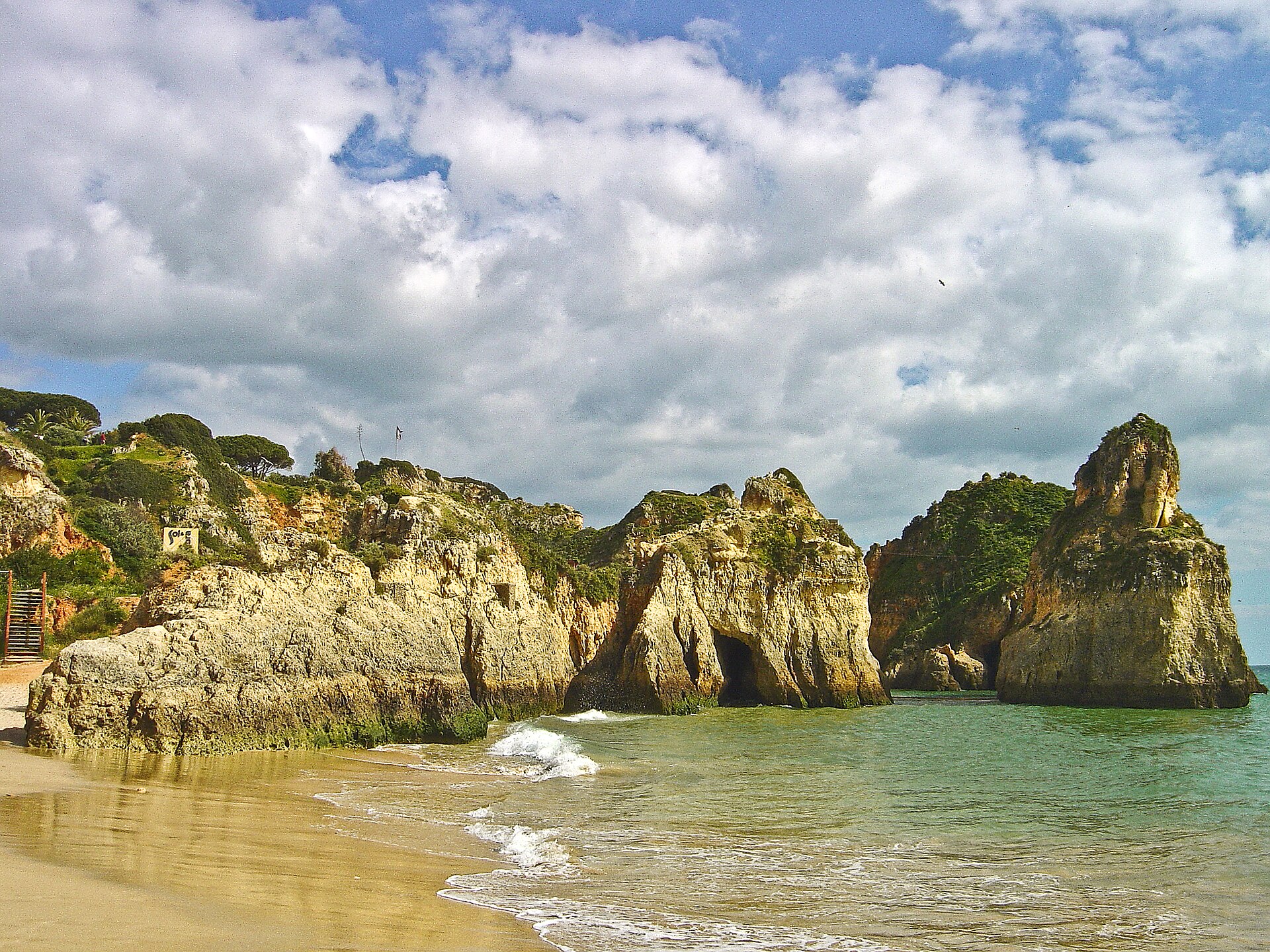 Arribas e rochas junto à Praia dos Três Irmãos, no Algarve