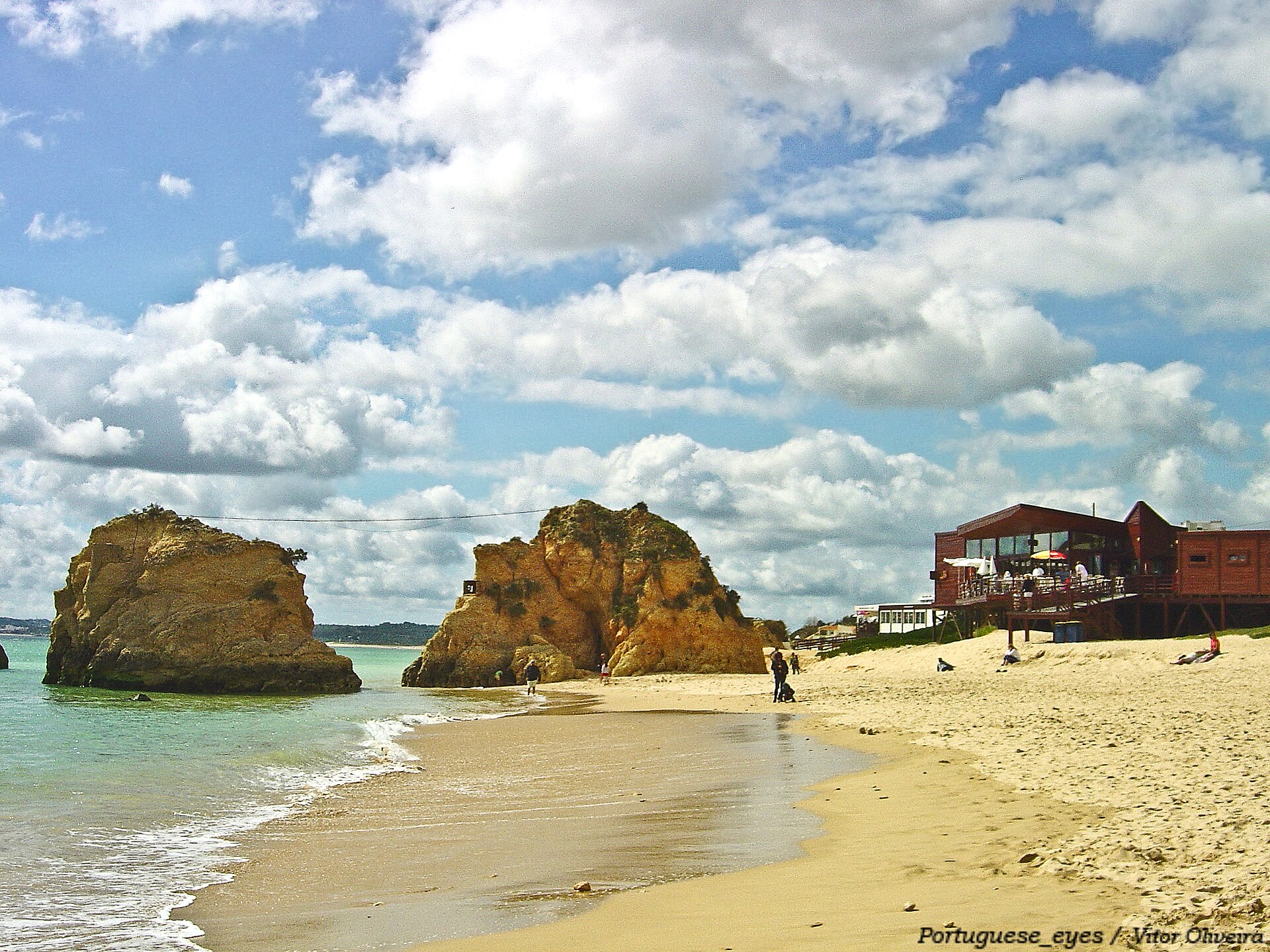 Areal e rochas da Praia dos Três Irmãos, perto de Alvor