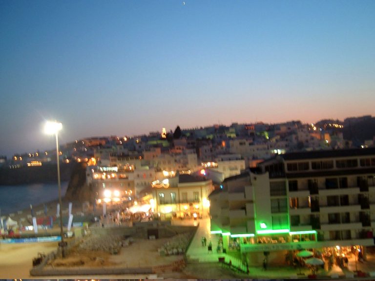 Albufeira: do bairro de pescadores às praias entre falésias