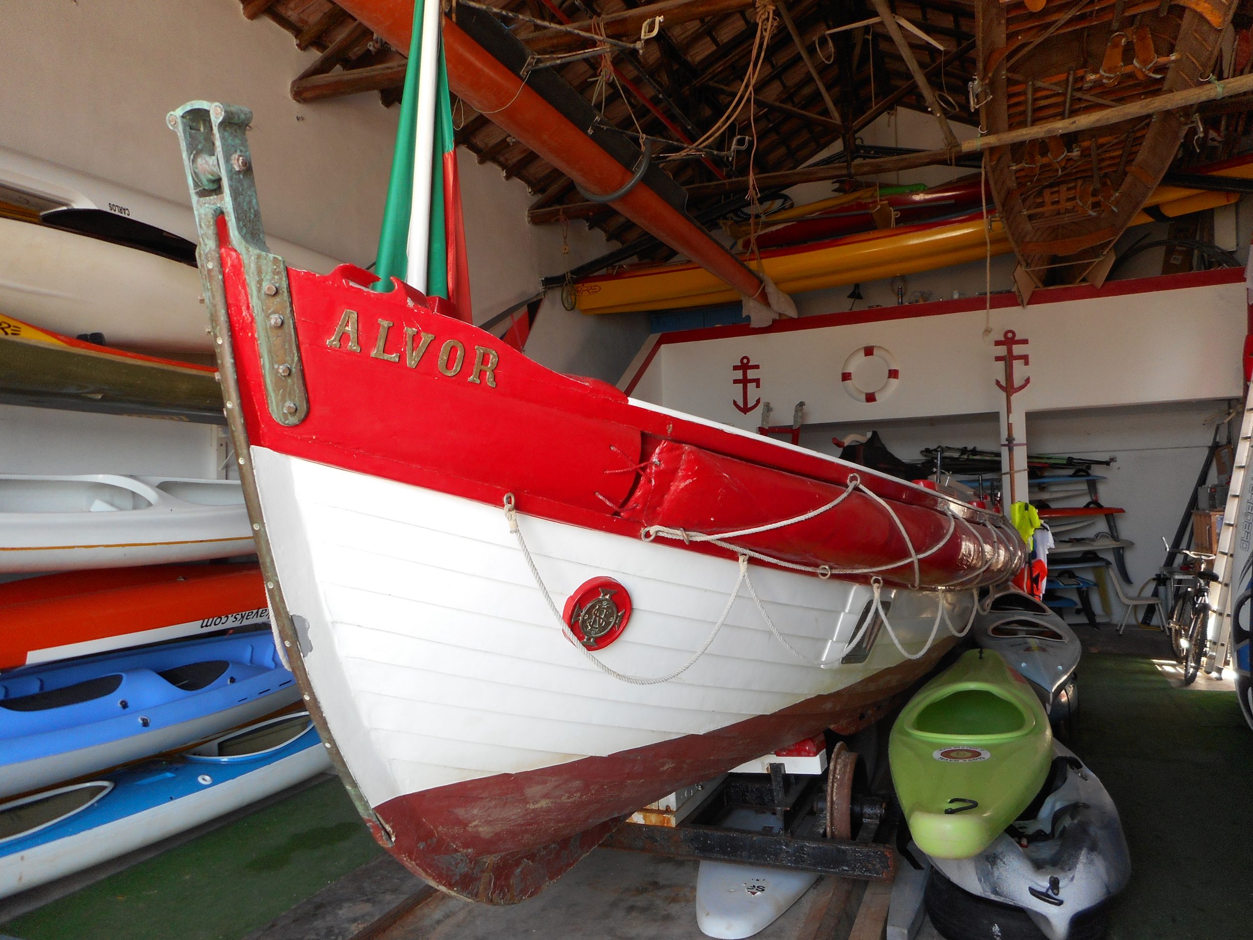 O porto de pesca de Alvor, com o barco salva-vidas