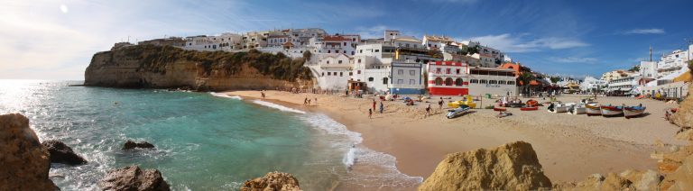 Carvoeiro: a vila entre falésias e o caminho para o Algar Seco