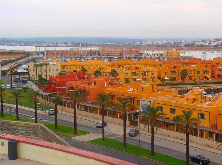Portimão: a marina, o rio Arade e o acesso à Praia da Rocha