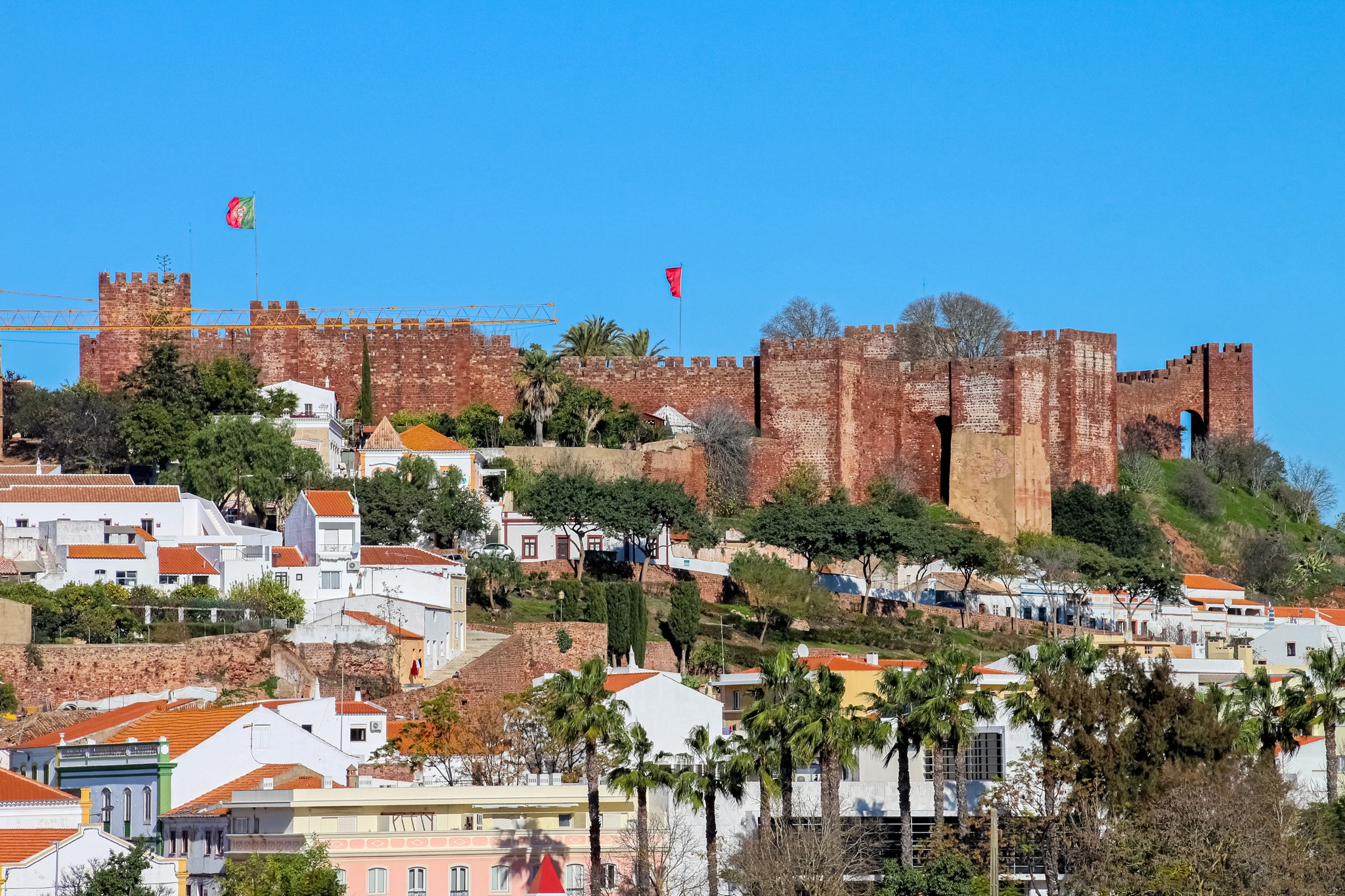 Vista geral da vila de Silves e do castelo